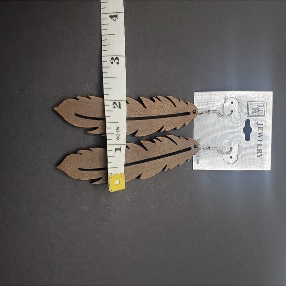 LONG boho wood carved feather shape earrings brown feathers - Picture 4 of 4
